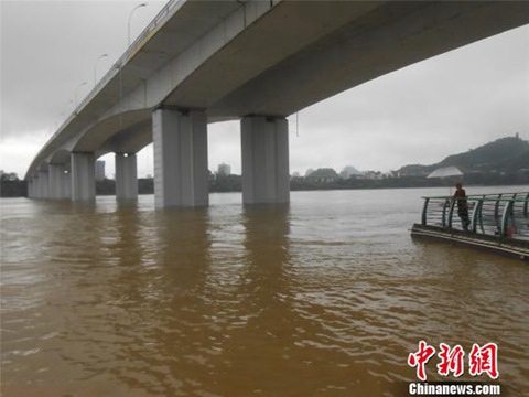 強(qiáng)降雨夜襲廣西柳州致農(nóng)田被泡 多處路段交通受阻